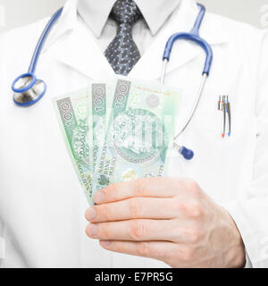 Doktor der Medizin, Geld in der Hand - Verhältnis von 1 zu 1 Stockfoto