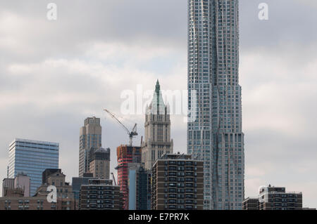 Die denkmalgeschützte Woolworth building und Gehrys Gebäude in Lower Manhattan, New York City. Stockfoto