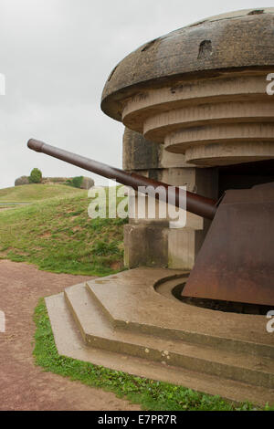 Die Reste der deutschen Weltkrieg zwei Atlantikwall Batterie Longues-Sur-mer in der Normandie, Frankreich. Stockfoto