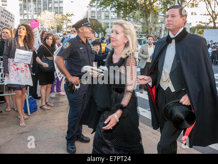 New York, USA. Demonstranten schreien und schreien "Schande" bei Anreise an der Metropolitan Opera im Lincoln Center am Eröffnungsabend, Montag, 22. September 2014, protestieren gegen die Oktober-Aufführung der Oper, "The Death of Klinghoffer". 1991-Oper von John Adams schildert die Ermordung von 69 Jahre alten Rollstuhl gebunden Leon Klinghoffer von Terroristen aus der Palestine Liberation Front im Jahr 1985 an Bord eines Kreuzfahrtschiffes. Die Koalition von Organisationen, die hinter den Protesten behaupten, dass die Oper ist antisemitisch und Hass gegen Juden zu schüren. Bildnachweis: Richard B. Levine/Alamy Live-Nachrichten Stockfoto