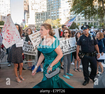 New York, USA. Demonstranten schreien und schreien "Schande" bei Anreise an der Metropolitan Opera im Lincoln Center am Eröffnungsabend, Montag, 22. September 2014, protestieren gegen die Oktober-Aufführung der Oper, "The Death of Klinghoffer". 1991-Oper von John Adams schildert die Ermordung von 69 Jahre alten Rollstuhl gebunden Leon Klinghoffer von Terroristen aus der Palestine Liberation Front im Jahr 1985 an Bord eines Kreuzfahrtschiffes. Die Koalition von Organisationen, die hinter den Protesten behaupten, dass die Oper ist antisemitisch und Hass gegen Juden zu schüren. Bildnachweis: Richard B. Levine/Alamy Live-Nachrichten Stockfoto