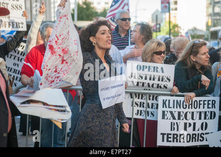 New York, USA. Demonstranten schreien und schreien "Schande" bei Anreise an der Metropolitan Opera im Lincoln Center am Eröffnungsabend, Montag, 22. September 2014, protestieren gegen die Oktober-Aufführung der Oper, "The Death of Klinghoffer". 1991-Oper von John Adams schildert die Ermordung von 69 Jahre alten Rollstuhl gebunden Leon Klinghoffer von Terroristen aus der Palestine Liberation Front im Jahr 1985 an Bord eines Kreuzfahrtschiffes. Die Koalition von Organisationen, die hinter den Protesten behaupten, dass die Oper ist antisemitisch und Hass gegen Juden zu schüren. Bildnachweis: Richard B. Levine/Alamy Live-Nachrichten Stockfoto