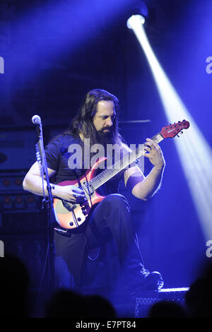 Amerikanische progressive Metal/Rock führt Band Dream Theater at Massey Hall.  Mit: John Petrucci wo: Toronto, Kanada bei: 21. März 2014 Stockfoto