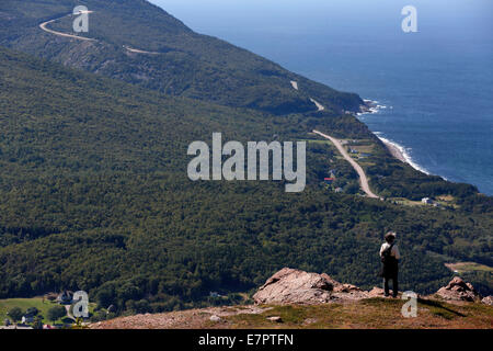 Frau stehend auf Roberts Berg mit Blick auf angenehme Bay und der Cabot Trail, Cape Breton Island, Nova Scotia, Kanada Stockfoto