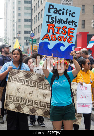 New York, New York USA - trat 21. September 2014 - Pacific Islanders, deren Häuser durch steigende Meeresspiegel bedroht sind, Hunderttausende in der "Volksrepublik Klima Marsch" auf Nachfrage dringend Maßnahmen gegen die Bedrohung des Klimawandels. Bildnachweis: Jim West/Alamy Live-Nachrichten Stockfoto