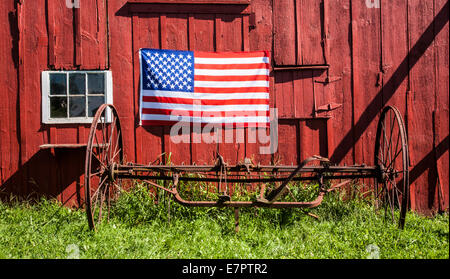 4. Juli amerikanische Flagge auf einer alten roten Scheune, ein alter Heukuchen auf einer Farm in Middlesex County, Monroe Twp., New Jersey, US-Flagge FS 12,42 300P Stockfoto