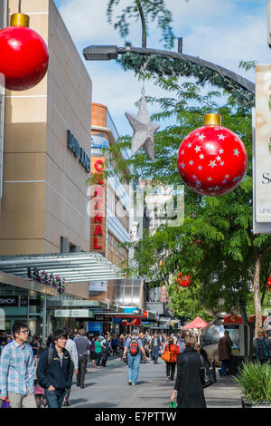 Menschen beim Einkaufen für Weihnachtsferien in Rundle Mall Adelaide, Australien Stockfoto