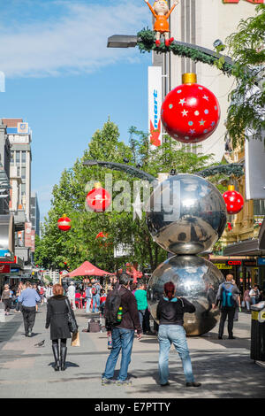 Menschen beim Einkaufen für Weihnachtsferien in Rundle Mall Adelaide, Australien Stockfoto