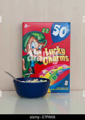 Eine Schüssel geben und die Schachtel Lucky Charms Cereal.  Limitierte Auflage 50-Jahr-Jubiläum Feld wird angezeigt. Stockfoto