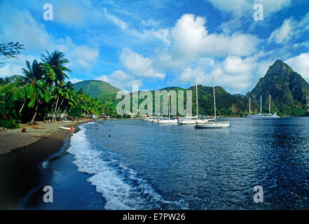 Petit Piton über Margretoute Bay auf St. Lucia in der Nähe von Dorf Soufriere in Westindien Stockfoto