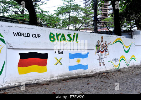 Gemälde an der Wand über die Fußball-Weltmeisterschaft Copacabana Rio de Janeiro Brasilien Stockfoto