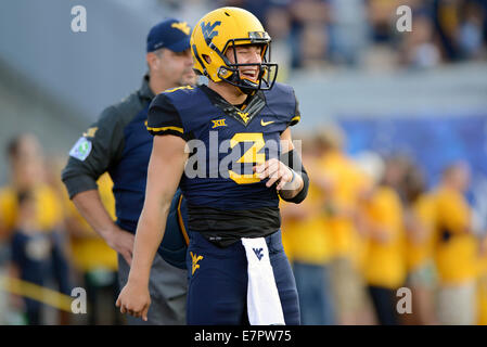 Morgantown, West Virginia, USA. 17. Februar 2013. West Virginia Mountaineers Quarterback SKYLER HOWARD (3) erwärmt sich vor dem Big 12 Conference Fußballspiel in Mountaineer Field in Morgantown, WV gespielt wird. Die Sooners schlagen die Bergsteiger 45-33. © Ken Inness/ZUMA Draht/Alamy Live-Nachrichten Stockfoto