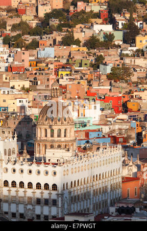 Kuppel und Universität in der bunten Stadt Guanajuato, Mexiko. Stockfoto