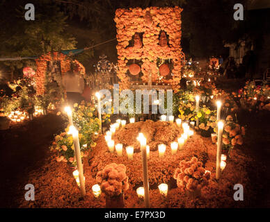 Ein Altar geschmückt mit Ringelblumen und Brot während der Tag der Toten in Tzintzuntzan, Michoacan, Mexiko. Stockfoto