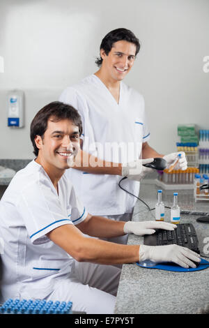 Techniker, die Probe mit Barcode-Scanner scannen Stockfoto