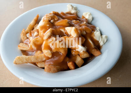 Die berühmte "traditionellen" Poutine in Le Roy Jucep Restaurant (der Erfinder der Schale) in Drummondville, Quebec, Kanada. Stockfoto