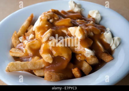 Die berühmte "traditionellen" Poutine in Le Roy Jucep Restaurant (der Erfinder der Schale) in Drummondville, Quebec, Kanada. Stockfoto