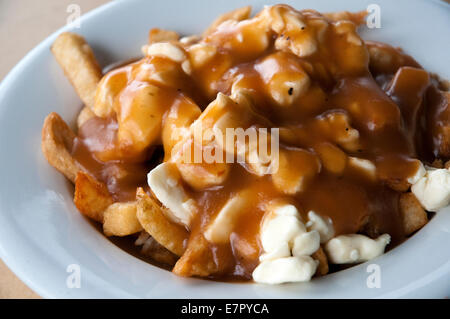 Die berühmte "traditionellen" Poutine in Le Roy Jucep Restaurant (der Erfinder der Schale) in Drummondville, Quebec, Kanada. Stockfoto