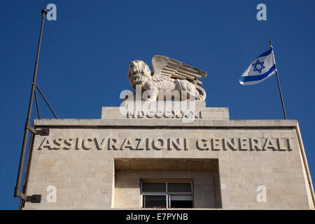 Geflügelte Löwenstatue auf Generali Gebäude Darstellung der Löwe von San Marco, Schutzpatron von Venedig und das Symbol der Generali Versicherungsgesellschaft in Jaffa Street West Jerusalem Israel. Als Jerusalem Zweig der italienischen Assicurazioni Generali Versicherungsgesellschaft von 1935 bis 1946 diente das Gebäude die von Marcello Piacentini, Chefarchitekt des italienischen faschistischen Regimes, entworfen wurde. Im Jahr 1946 verstaatlicht die britische Mandatsregierung das Gebäude. Stockfoto