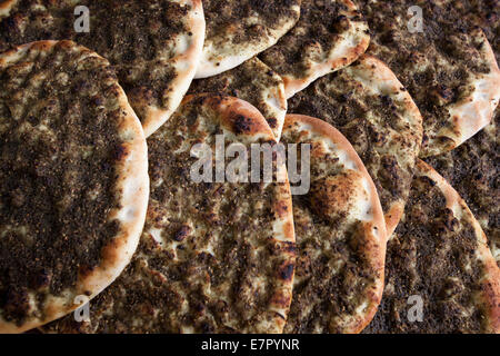 Stapel von traditionellen Palästinensischen Essen namens Manakish bestehend aus Teig mit Olivenöl und Zaatar oder Zatar ist eine Mischung aus Kräutern, Sesam und Salz. Altstadt Jerusalem, Israel Stockfoto