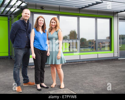 TV-Koch, Bryn Williams; Schulleiterin Nerys Davies und S4C Stwnch Lois Cernyw am Ysgol Twm o'r Nant y Schule Eröffnungstag Stockfoto