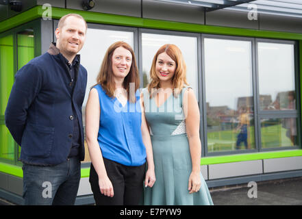 TV-Koch, Bryn Williams; Schulleiterin Nerys Davies und S4C Stwnch Lois Cernyw am Ysgol Twm o'r Nant y Schule Eröffnungstag Stockfoto