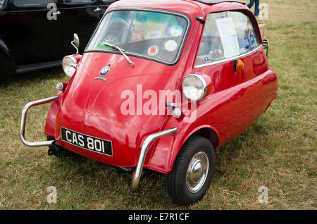 BMW Isetta "Blase" Oldtimer aus den 1950er Jahren auf der Messe in UK Stockfoto