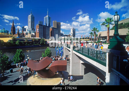 Skyline der Innenstadt mit Brücke über den Yarra River von komplexen Southgate in Melbourne. Victoria, Australien Stockfoto