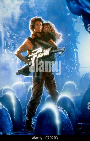 Aliens Alien 2 Jahr: USA 1986 Regie: James Cameron Sigourney Weaver Filmplakat Videomontage (ohne Text) Stockfoto