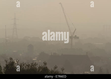 Wimbledon, London, UK.  23. September 2014. UK-Wetter: Ein Kran erhebt sich über den hellen Morgen Dunst mit Blick auf Wimbledon und der Südwest Kredit: Amer Ghazzal/Alamy Live-Nachrichten Stockfoto