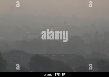 Wimbledon, London, UK.  23. September 2014. UK-Wetter: Ein Kran erhebt sich über den hellen Morgen Dunst mit Blick auf Wimbledon und der Südwest Kredit: Amer Ghazzal/Alamy Live-Nachrichten Stockfoto