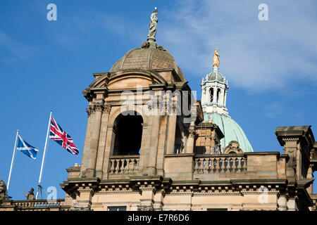 Britischen und schottischen Fahnen von der Bank of Scotland, aufbauend auf dem Hügel in Edinburgh. Stockfoto