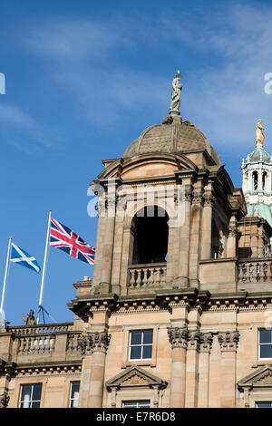 Britischen und schottischen Fahnen von der Bank of Scotland, aufbauend auf dem Hügel in Edinburgh. Stockfoto