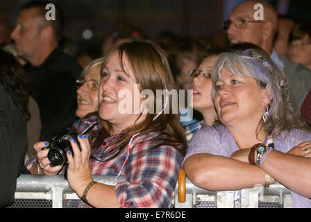 Die Zuschauer genießen die live-Bands und Musik an der August 2014 Wickham Festival, Hampshire, UK. Stockfoto