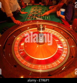 Glücksspiel am Roulette-Tisch mit Pommes Frites und Spinnrad Stockfoto