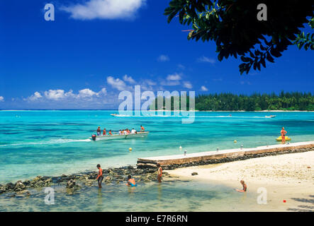 Sandstrände, Ausleger und Touristen vor Hibiscus Hotel auf Moorea Insel in Französisch-Polynesien Stockfoto