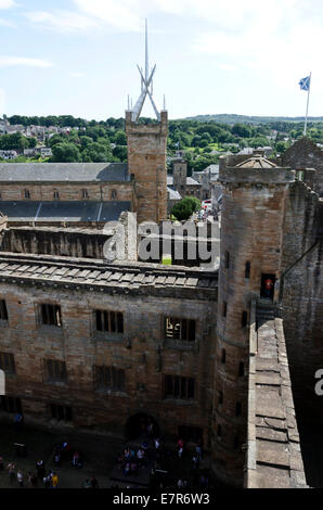 Mit Blick auf den Kirchturm von St. Michael Kirk von Linlithgow Palace, dem Geburtsort von Mary Queen of Scots, Schottland. Stockfoto