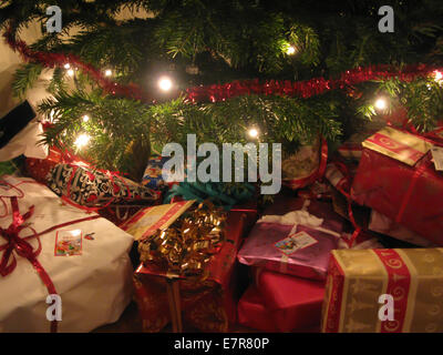 Weihnachtsbaum mit Fichten, Lichter und umwickelte Weihnachten Geschenke Closeup. Stockfoto