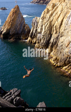 Ein Neuling Klippenspringer Perfektionierung seiner Technik bei Quebrada in Acapulco Stockfoto