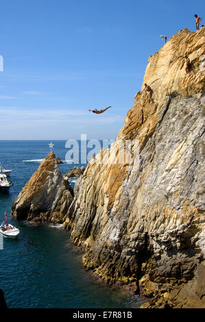 Ein Klippenspringer stürzt kopfüber in die Schlucht bei Quebrada in Acapulco Stockfoto