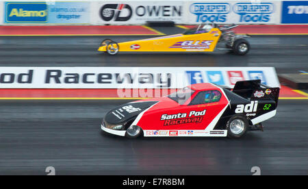 Junior Drag racing auf dem Santa Pod Raceway. Holley Marshall Beifahrerseite, Katie Ellis jenseits. Stockfoto