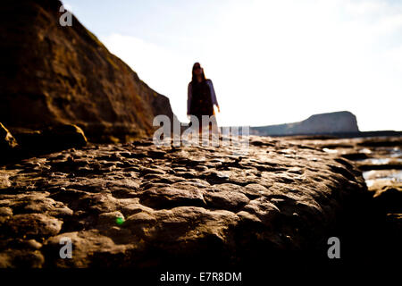 Eine Nahaufnahme von einem Felsen mit einem unscharf, die anonyme Frau, die im Hintergrund Stockfoto