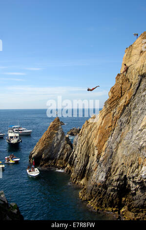 Ein Klippenspringer stürzt kopfüber in die Schlucht bei Quebrada in Acapulco Stockfoto