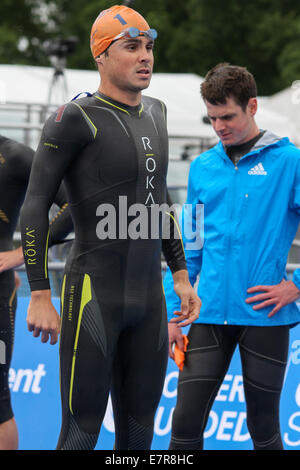 Javier Gomez Spaniens Aufwärmen neben Jonny Brownlee des Vereinigten Königreichs während der 2014 ITU Triathlon in London stattfand. Stockfoto