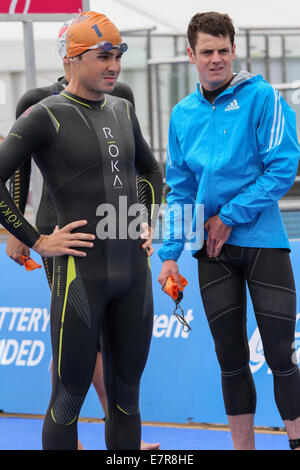 Javier Gomez Spaniens Aufwärmen neben Jonny Brownlee des Vereinigten Königreichs während der 2014 ITU Triathlon in London stattfand. Stockfoto