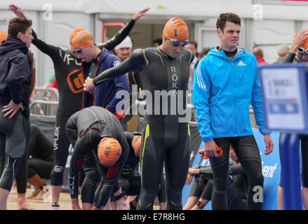 Javier Gomez Spaniens Aufwärmen neben Jonny Brownlee des Vereinigten Königreichs während der 2014 ITU Triathlon in London stattfand. Stockfoto