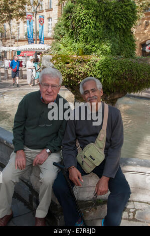 Zwei ältere Männer, ein weißer, ein schwarzer, europäischer und afroamerikanischer, genießen eine Pause in Aix en Provence, südlich von Frankreich. Stockfoto