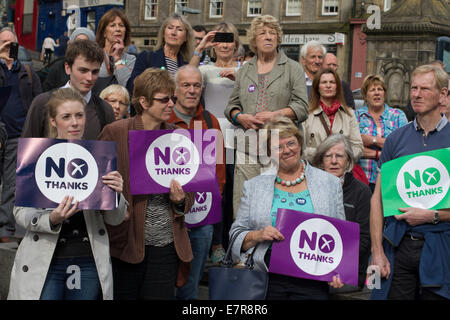 Anti-schottische Unabhängigkeit Fans beobachten Jim Murphy MP anlässlich einer Nein danke-Veranstaltung in Edinburgh. Stockfoto