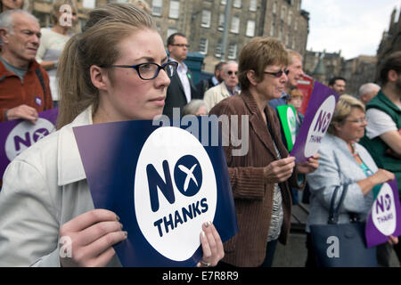 Anti-schottische Unabhängigkeit Fans beobachten Jim Murphy MP anlässlich einer Nein danke-Veranstaltung in Edinburgh. Stockfoto