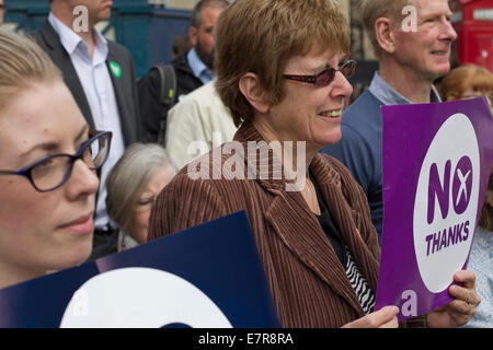 Anti-schottische Unabhängigkeit Fans beobachten Jim Murphy MP anlässlich einer Nein danke-Veranstaltung in Edinburgh. Stockfoto